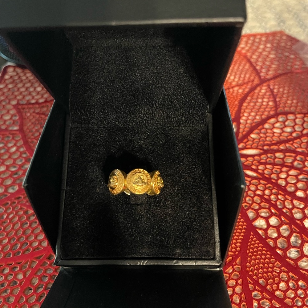Elegant Gold Women's Ring